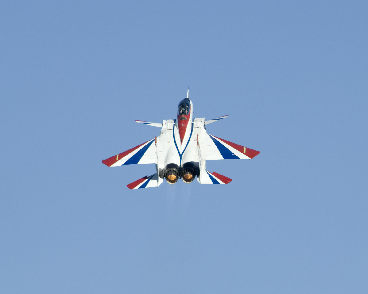  Tiêm kích F-15 hiện tại vẫn được coi là một trong những loại chiến đấu cơ nhanh nhất của Không quân Mỹ với tốc độ tối đa Mach 2.5 và thành tích bắn hạ 104 tiêm kích đối phương mà không chịu bất cứ thiệt hại nào. Điều đáng nói là trong quá khứ, NASA từng "độ" lại một loạt các tiêm kích F-15 cực kỳ hiện đại nhưng chỉ để thử nghiệm, không ứng dụng vào sản xuất hàng loạt. Nguồn ảnh: BI.