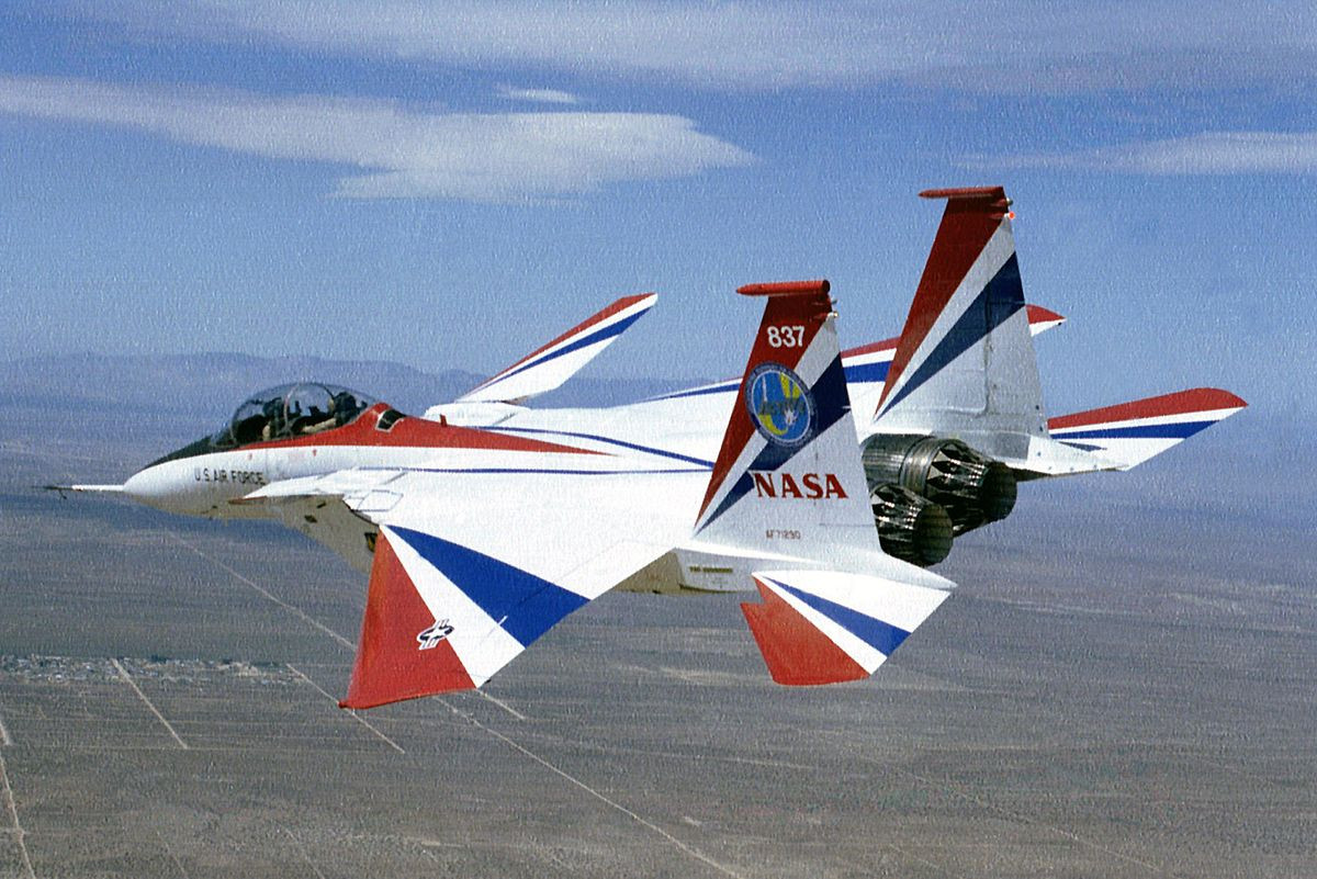 Ra đời năm 1984, chiếc tiêm kích F-15 STOL/MTD được áp dụng gần như mọi công nghệ hàng không tiên tiến nhất thời bấy giờ. Để có thể bay thật chậm, nó được NASA trang bị cho hai cánh phụ ở hai bên khoang lái. Nguồn ảnh: BI.