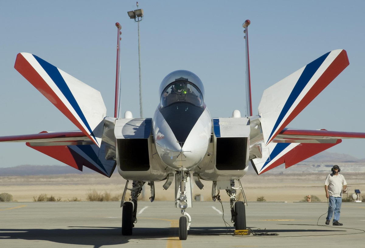 Phiên bản này được đặt định danh rất dài dòng đó là F-15 STOL/MTD, viết tắt của cất - hạ cánh trên đường băng ngắn/trình diễn công nghệ cơ động. Nguồn ảnh: BI.