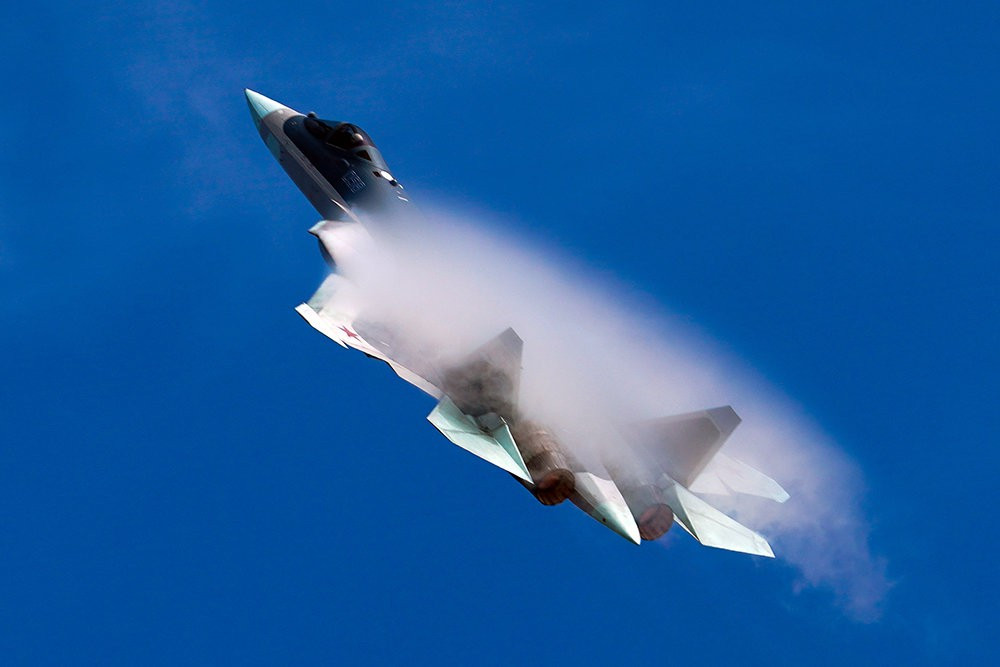 Bên cạnh đó, các loại tên lửa tầm xa của Su-57 cũng chẳng giúp ích được gì nhiều nếu radar của nó không nhận diện được mục tiêu tàng hình từ xa, ngoài ra chiếc S-70 Okhotnik cũng còn lâu mới đạt trạng thái sẵn sàng chiến đấu, thậm chí là không bao giờ.