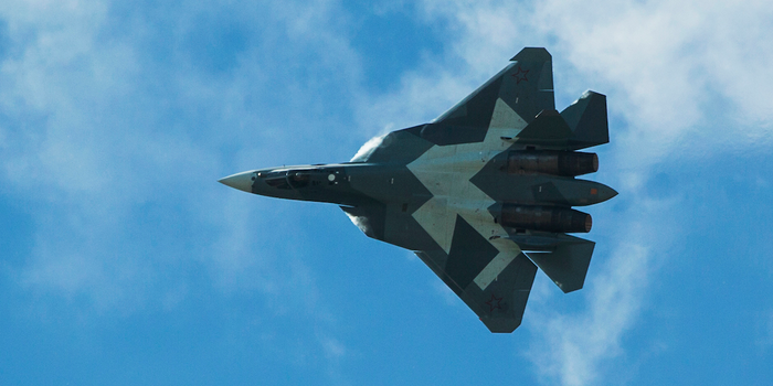 Điều đầu tiên mà tác giả bài báo chỉ ra chính là “đặc tính khí động học tuyệt vời và khả năng siêu cơ động mà tiêm kích Su-57 của Nga sở hữu”.