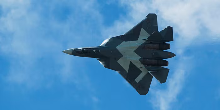 Điều đầu tiên mà tác giả bài báo chỉ ra chính là “đặc tính khí động học tuyệt vời và khả năng siêu cơ động mà tiêm kích Su-57 của Nga sở hữu”.