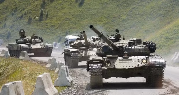 Ông Mykhailo Budyonny - Người đoạt giải thưởng nhà nước của Ukraine trong lĩnh vực khoa học công nghệ, khi đã làm việc hơn 20 năm với tư cách kỹ sư trưởng tại Cục thiết kế chế tạo máy Kharkov cho rằng lực lượng thiết giáp Nga vượt trội so với lực lượng xe tăng Ukraine.