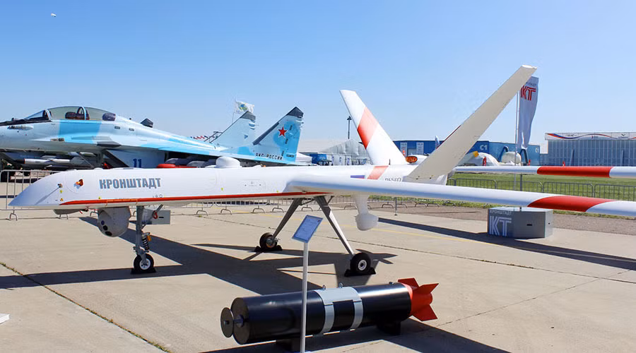 Trong điều kiện thời tiết thuận lợi, máy bay không người lái Orion của Nga có thể hoạt động trên không liên tục tới 24 giờ, tốc độ tối đa khoảng 200 km/h. Nguồn ảnh: BMPD.