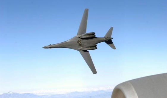 Trong suốt quá trình hoạt động, B-1B gặp phải không ít chỉ trích ví dụ như hộp số lớn dùng để di chuyển cánh hay bị nứt, động cơ thường rò rỉ nhiên liệu và trong một số trường hợp còn rơi luôn ra khỏi máy bay.