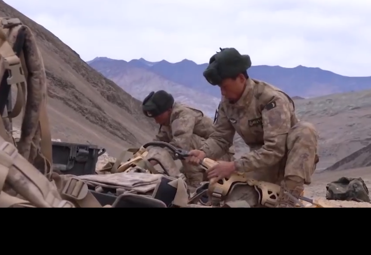 Hình ảnh lính Trung Quốc được trang bị khung xương siêu chiến binh vừa được đài truyền hình trung ương Trung Quốc lên đăng tải công khai trên sóng truyền hình. Nguồn ảnh: Sina.