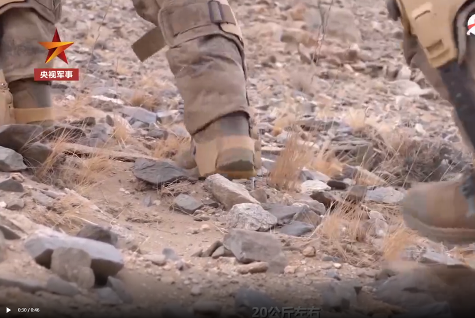 Ở độ cao trên 5000 mét so với mực nước biển, máy bay trực thăng thậm chí còn rất khó tiếp cận và hành quân bộ vẫn là một trong những ưu tiên số một. Nguồn ảnh: Sina.