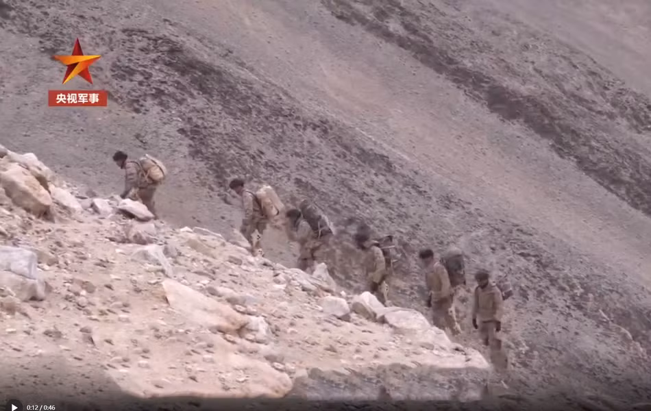 Trong đoạn phóng sự, đài truyền hình Trung Quốc cho biết những người lính này đang mang theo 20 kg vật dụng, vũ khí; hành quân ở độ cao lên tới 5.000 mét so với mực nước biển nhưng vẫn có thể di chuyển hoàn toàn bình thường do được khung xương trợ lực. Nguồn ảnh: Sina.