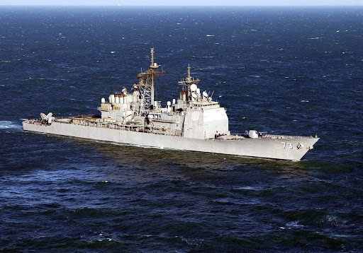 Cụ thể, tàu USS Port Royal được trang bị 122 giếng phóng thẳng đứng, có khả năng triển khai được đầy đủ các loại tên lửa đối hải, đối không hay tên lửa hành trình, tên lửa đạn đạo đang được biên chế trong lực lượng. Nguồn ảnh: Pinterest.