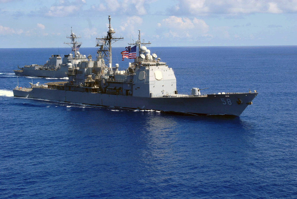 Cuối cùng là chiếc USS Philippines Sea, đây cũng là một chiến hạm được đóng theo lớp tuần dương hạm Ticonderoga của Hải quân Mỹ với khả năng mang vũ khí tương đương như tàu USS Port Royal kể trên. Nguồn ảnh: Pinterest.