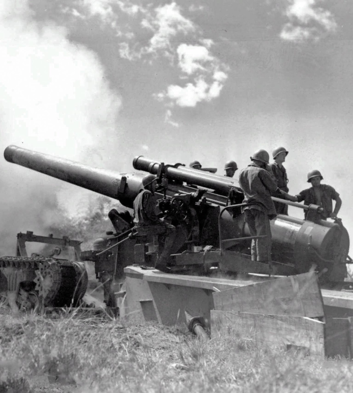 Sau Chiến tranh Triều Tiên, quân đội Mỹ quyết định loại bỏ hoàn toàn pháo M1 ra khỏi biên chế và chuyển toàn bộ số lượng khẩu pháo M1 cho Đài Loan. Kể từ đó tới nay, đảo Đài Loan vẫn tiếp tục sử dụng loại pháo này và được cho là đang sở hữu hàng nghìn quả đạn pháo 240mm. Nguồn ảnh: Pinterest.