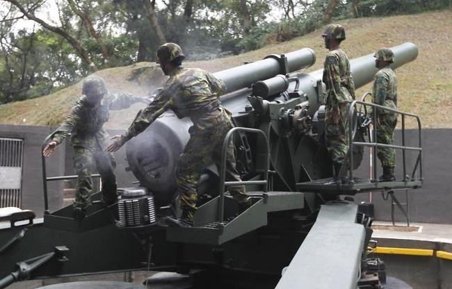 Đặc biệt là trong nhiệm vụ phòng thủ bờ biển, mục tiêu của pháo M1 thường sẽ là những mục tiêu di chuyển tốc độ cao như tàu chiến, tàu đổ bộ hay tàu đệm khí. Khi này, tốc độ bắn quá chậm của khẩu pháo cỡ nòng 240mm này chắc chắn sẽ khó có thể đạt được hiệu suất tiêu diệt mục tiêu tốt. Nguồn ảnh: Pinterest.