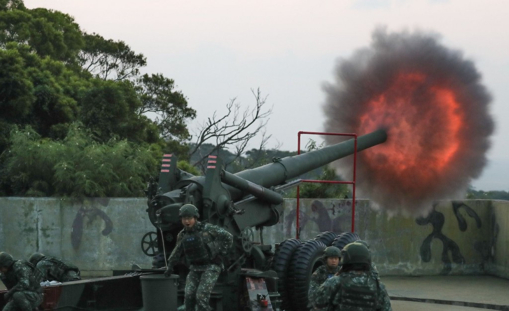 Pháo M1 cũng được nâng cấp lên phiên bản tự hành để tăng cường khả năng cơ động. Tuy nhiên khẩu pháo này thực tế lại khá "phi lý thuyết" khi nó rất cồng kềnh, không hiệu quả trong việc sử dụng như một khẩu pháo tự hành. Nguồn ảnh: Pinterest.