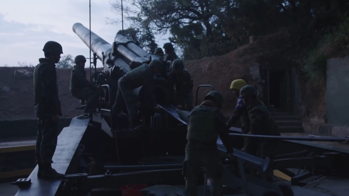 Ra đời từ năm 1943, khẩu pháo M1 250mm được Mỹ thiết kế và sản xuất vào thời kỳ chạy đua kích thước nòng pháo. Đơn giản là do vào thời này tên lửa vẫn chưa ra đời, cách đơn giản nhất để tăng uy lực của một khẩu pháo đó là tăng cỡ nòng. Nguồn ảnh: Pinterest.