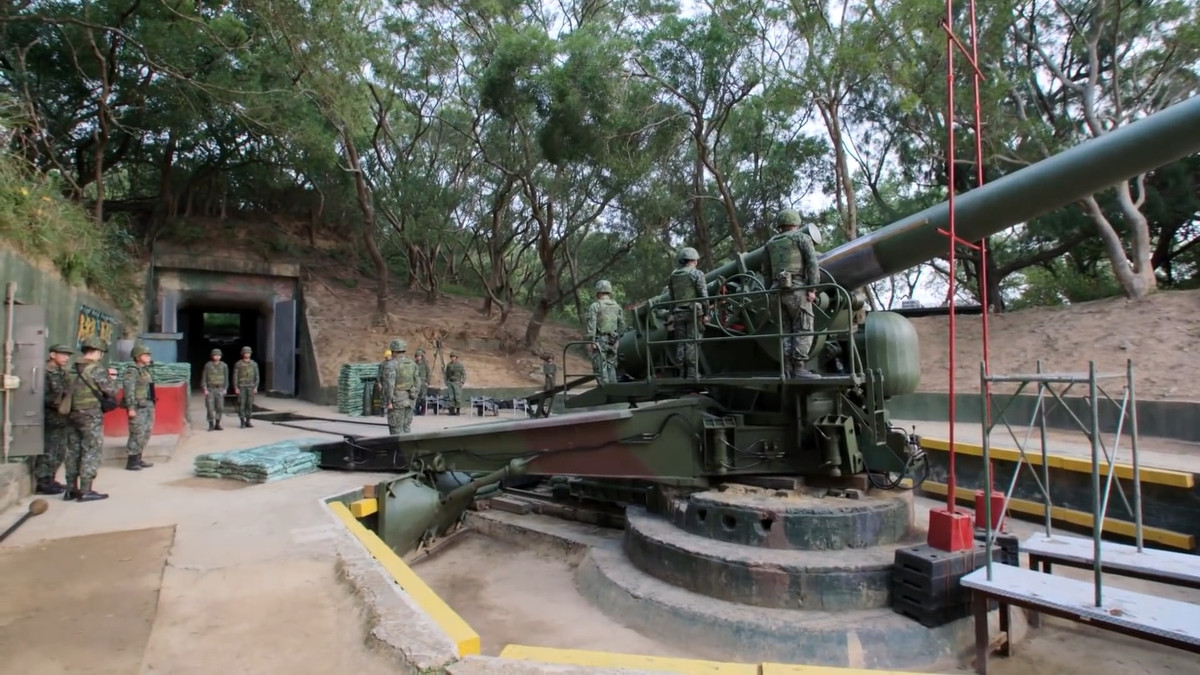 Theo lý thuyết, khẩu pháo này cần một bệ bắn cố định do có độ giật cực lớn, mỗi một viên đạn của nó cũng nặng tới 160 kg và tầm bắn tối đa hơn 23 km - bỏ xa các loại sơn pháo phổ biến thời bấy giờ. Nguồn ảnh: Pinterest.