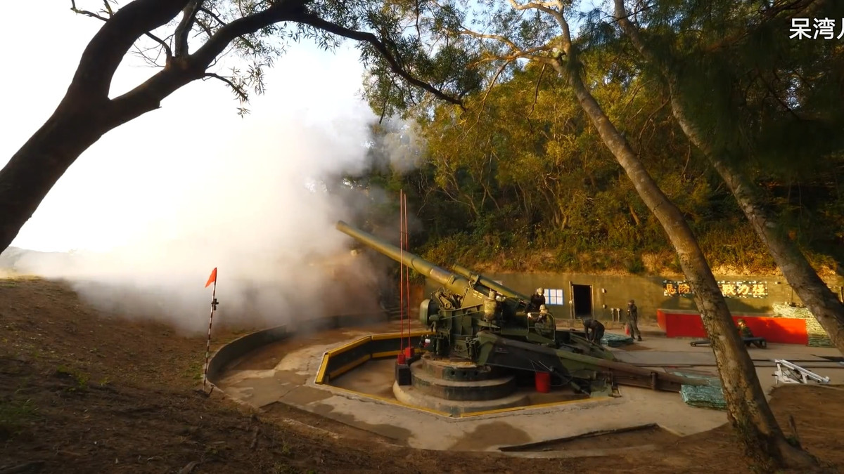 Tuy nhiên với sự ra đời của tên lửa và sự phát triển bùng nổ của loại vũ khí sử dụng động cơ phản lực trong giai đoạn cuối thập niên 50 của thế kỷ trước, Mỹ đã quyết định loại biên hoàn toàn các khẩu pháo M1 ra khỏi biên chế. Nguồn ảnh: Pinterest.