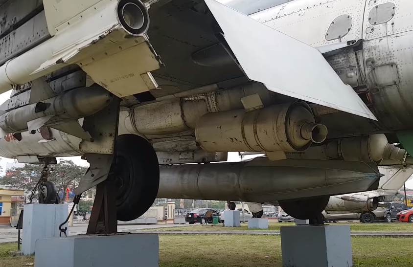 Trong cuốn sách "MiG-21 Units of the Vietnam War" của tác giả Istvan Toperczer xuất bản năm 2001 có đoạn cho biết, các tiêm kích MiG-21 được Không quân Việt Nam sử dụng hệ thống trợ lực cất cánh tên lửa SPRD-99 RATO do Liên Xô cung cấp. Nguồn ảnh: Dangkhoa.