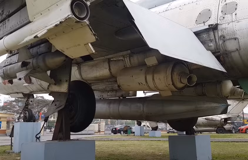 Trong cuốn sách "MiG-21 Units of the Vietnam War" của tác giả Istvan Toperczer xuất bản năm 2001 có đoạn cho biết, các tiêm kích MiG-21 được Không quân Việt Nam sử dụng hệ thống trợ lực cất cánh tên lửa SPRD-99 RATO do Liên Xô cung cấp. Nguồn ảnh: Dangkhoa.