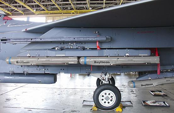 Nhà sản xuất khẳng định bom StormBreaker mang tính cách mạng trong việc tìm kiếm mục tiêu nhờ chế độ dò tìm bằng cách sử dụng đầu dò hồng ngoại và sóng milimet hình ảnh ở chế độ bình thường.