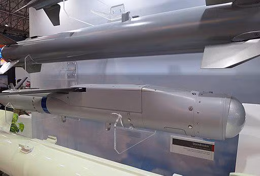 Vũ khí này có thể bay hơn 45 dặm (72 km) để tấn công các mục tiêu di động, giảm thời gian bay lãng phí để tránh tiến vào khu vực phòng không nguy hiểm.