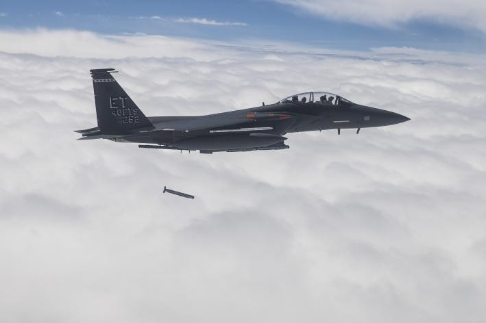 Do kích thước nhỏ gọn nên mỗi chiếc máy bay có thể mang theo hàng chục quả bom lượn GBU-53/B StormBreaker.