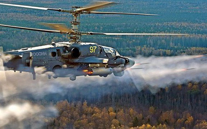 Tên lửa chống tăng của Ka-52 xuyên giáp nhỉnh hơn so với tên lửa "Lửa địa ngục" (Hellfire) của Apache. Hellfire có khả năng xuyên giáp đồng nhất (RHA) 800mm. Trong khi Ataka của Ka-52 xuyên giáp đến 950mm và Vikhr có thể xuyên đến 1.000mm giáp RHA. Nhưng điểm hạn chế là do thiết kế của Ka-52 chỉ có thể mang 12 tên lửa chống tăng, trong khi Apache mang đến 16 tên lửa.