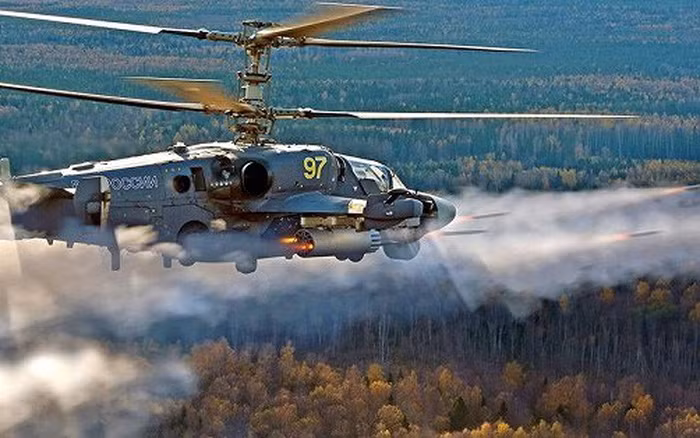 Tên lửa chống tăng của Ka-52 xuyên giáp nhỉnh hơn so với tên lửa "Lửa địa ngục" (Hellfire) của Apache. Hellfire có khả năng xuyên giáp đồng nhất (RHA) 800mm. Trong khi Ataka của Ka-52 xuyên giáp đến 950mm và Vikhr có thể xuyên đến 1.000mm giáp RHA. Nhưng điểm hạn chế là do thiết kế của Ka-52 chỉ có thể mang 12 tên lửa chống tăng, trong khi Apache mang đến 16 tên lửa.