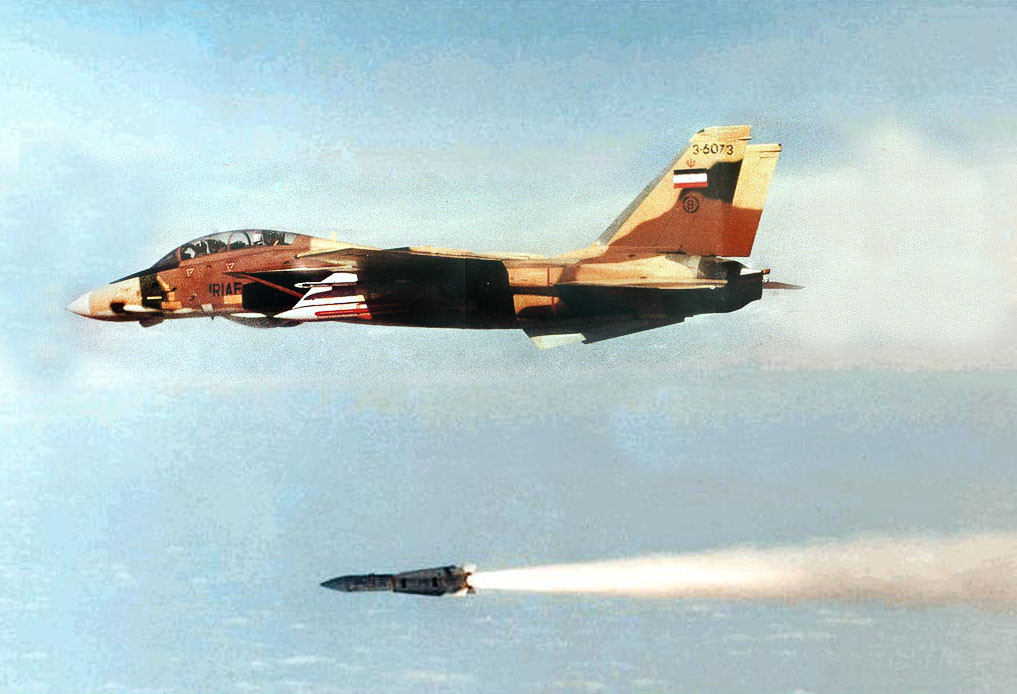 Tính tới thời điểm hiện tại, số lượng tiêm kích F-14 Tomcat còn bay được của Iran chỉ còn khoảng hơn 20 chiếc. Bất chấp việc Tehran đã từng mời chuyên gia Liên Xô và Nga hỗ trợ kéo dài tuổi thọ của loại máy bay này, việc Mỹ nghiền nát toàn bộ số tiêm kích F-14 còn lại trên thế giới một phần nào đó cũng tác động tới việc tước đi "thanh bảo kiếm" F-14 của Iran. Nguồn ảnh: Pinterest.