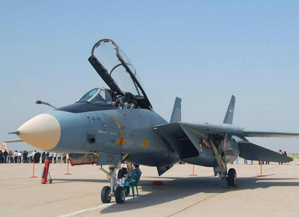 Các tiêm kích F-14 Tomcat được Mỹ chuyển giao cho Iran gần như nguyên vẹn, nghĩa là đầy đủ khả năng mang vũ khí, đầy đủ các thiết bị cảm ứng, khí tài để bay ngày, bay đêm, bay trong mọi điều kiện thời tiết, có thể tham chiến với tư cách máy bay cảnh báo sớm,... Nguồn ảnh: Pinterest.