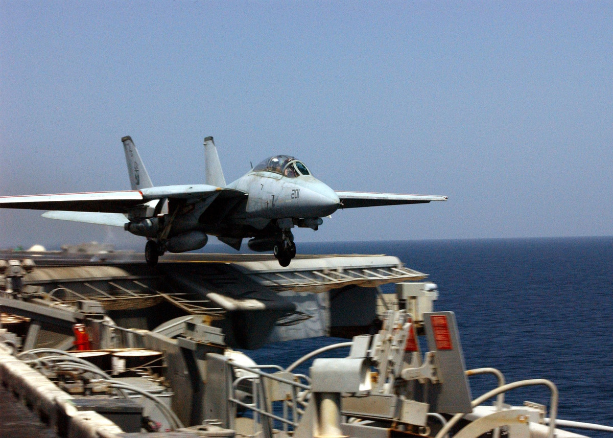 Ngay cả khi loại biên những chiếc máy bay chiến đấu F-14 Tomcat cuối cùng, bất chấp việc nhiều nước đề nghị mua lại "hàng qua sử dụng", Mỹ vẫn một mực đòi rã sắt vụn toàn bộ các chiến đấu cơ F-14, rã nát không còn bất cứ một mảnh nhỏ nào. Nguồn ảnh: Pinterest.