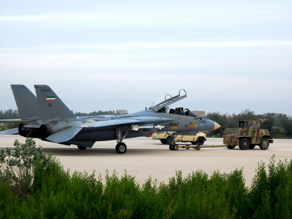 Phía Mỹ, dù rất đau lòng nhưng cũng phải thừa nhận sai lầm của mình khi giao cho Iran một loại vũ khí quá hiện đại và nguy hiểm như F-14 Tomcat. Để gián tiếp loại bỏ dàn tiêm kích F-14 Tomcat của Iran ra khỏi biên chế, Mỹ đã quyết không bán F-14 ra nước ngoài trong suốt nhưng năm sau đó, cốt là để Iran không thể tìm được phụ tùng thay thế cho dàn F-14 càng ngày càng già của mình. Nguồn ảnh: Pinterest.