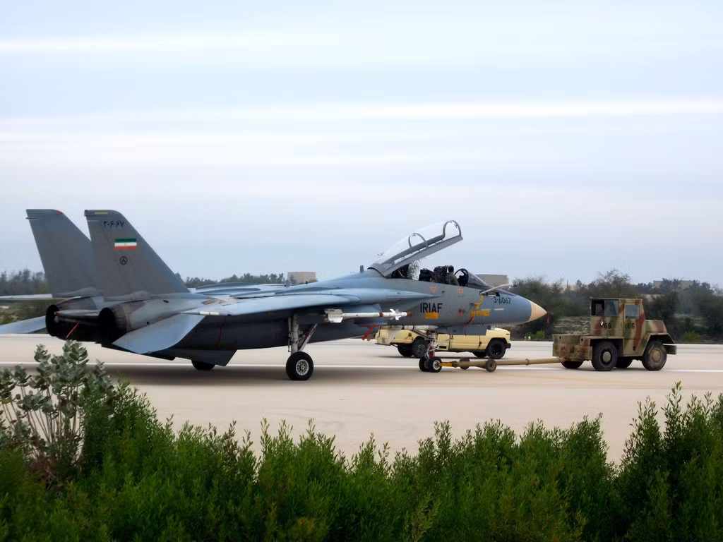 Phía Mỹ, dù rất đau lòng nhưng cũng phải thừa nhận sai lầm của mình khi giao cho Iran một loại vũ khí quá hiện đại và nguy hiểm như F-14 Tomcat. Để gián tiếp loại bỏ dàn tiêm kích F-14 Tomcat của Iran ra khỏi biên chế, Mỹ đã quyết không bán F-14 ra nước ngoài trong suốt nhưng năm sau đó, cốt là để Iran không thể tìm được phụ tùng thay thế cho dàn F-14 càng ngày càng già của mình. Nguồn ảnh: Pinterest.
