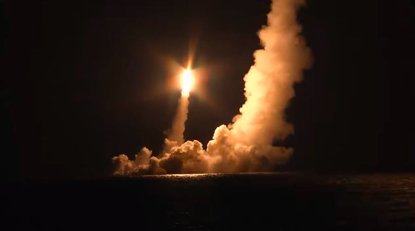 Truyền thông Nga cho biết, tên lửa Bulava là loại tên lửa sử dụng động cơ nhiên liệu rắn có ba giai đoạn phóng. Mỗi tên lửa đạn đạo Bulava có khả năng mang theo 6 đầu đạn và tấn công được 6 mục tiêu độc lập khác nhau. Nguồn ảnh: Defenceblog.