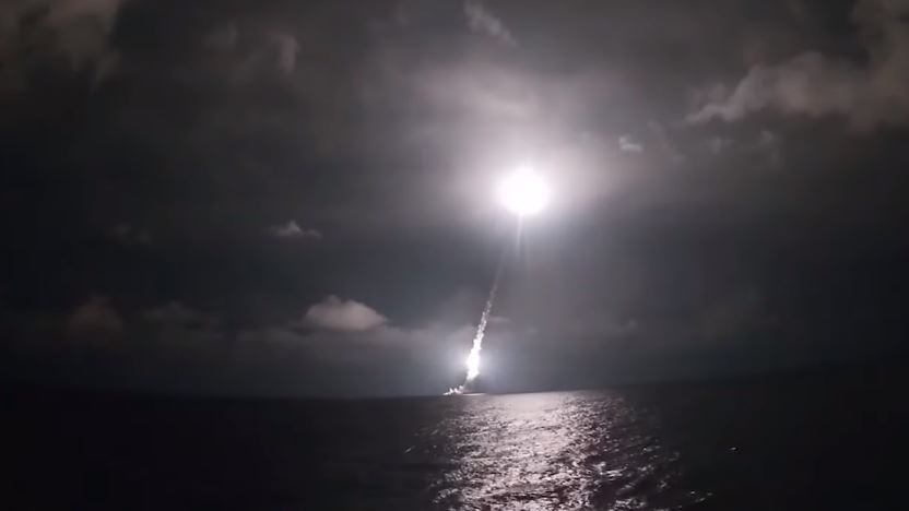 Trong đoạn video dài hơn hai phút do Bộ Quốc phòng Nga công bố, có thể thấy toàn bộ bốn tên lửa Bulava đã cùng nhau rời bệ phóng trong thời gian vỏn vẹn khoảng một phút đồng hồ. Nguồn ảnh: Defenceblog.