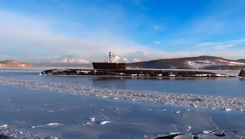 Theo công bố chính thức của Bộ Quốc phòng Nga, vụ thử tên lửa diễn ra ở vùng biển Okhotsk thuộc bãi thử Chizha nằm ở khu vực Arkhangelsk. Toàn bộ bốn tên lửa đạn đạo Bulava đều được phóng đi khi tàu ngầm Vladimir Monomakh đang lặn dưới mặt nước. Nguồn ảnh: Defenceblog.