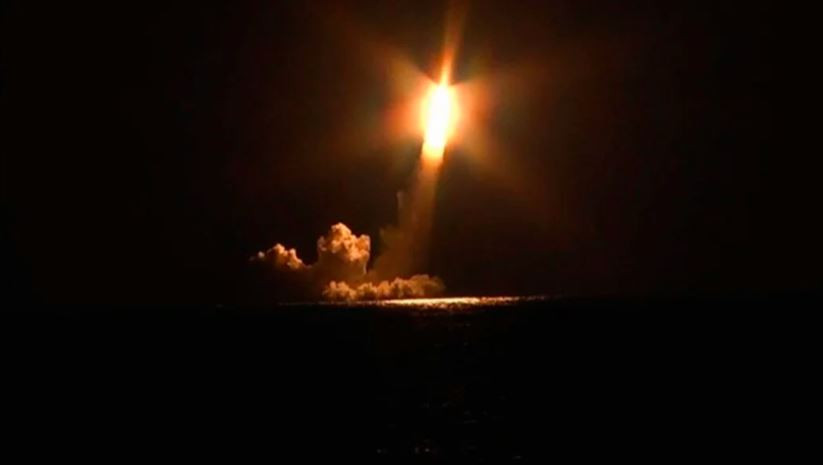 Truyền thông thế giới lại một lần nữa choáng váng với tần suất thử nghiệm tên lửa của Nga. Sau phi vụ phóng thành công tên lửa siêu vượt âm Zircon cách đây ít ngày, Nga lại vừa phóng thử tiếp bốn tên lửa đạn đạo Bulava từ tàu ngầm Vladimir Monomakh thuộc lớp Borei-A. Nguồn ảnh: Defenceblog.