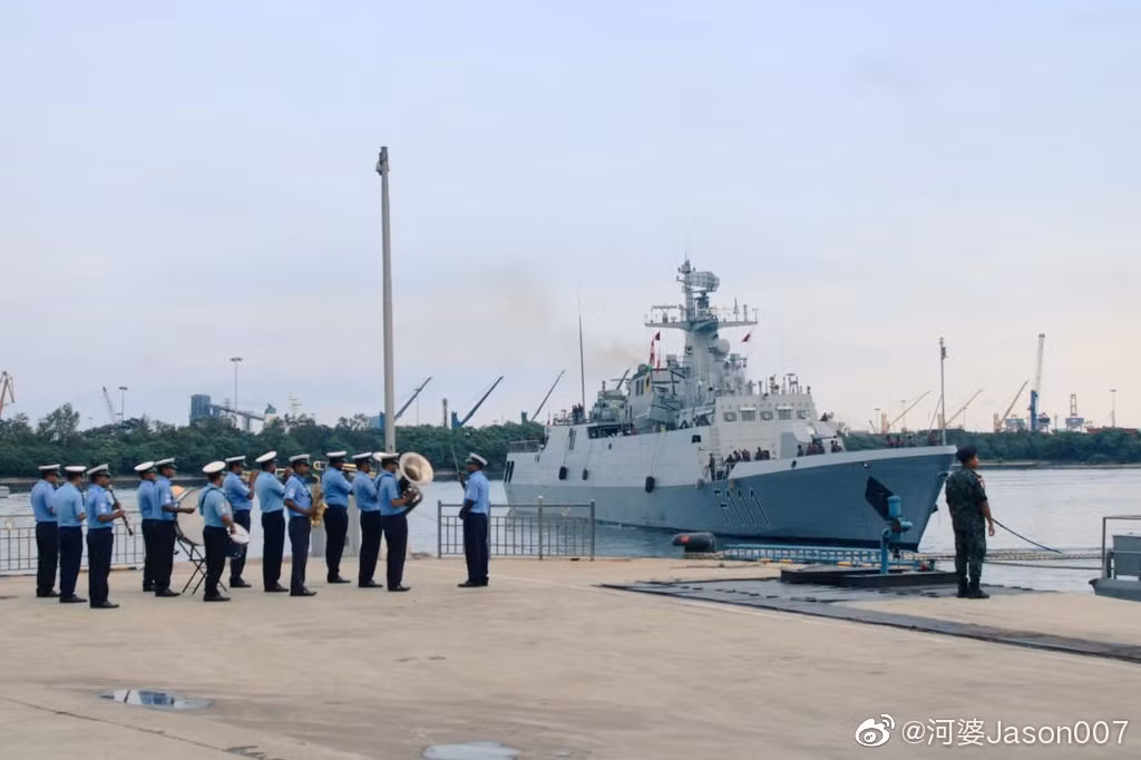 Năm 1988, Trung Quốc đã ký thỏa thuận với Thái Lan để đóng mới hai tàu Type 053H2 cho Hải quân Hoàng gia Thái Lan. Do có nhiều sửa đổi so với phiên bản gốc, Thái Lan đã đặt định danh cho tàu này là Type 053HT. Nguồn ảnh: Sohui.