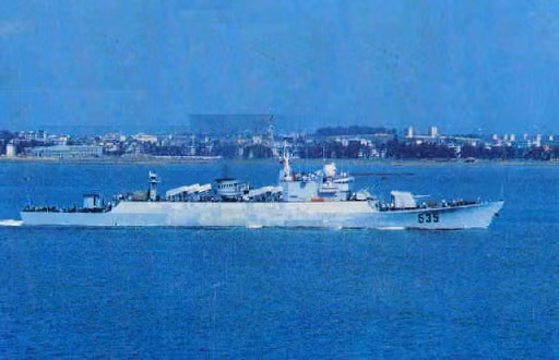 Tới năm 1990, Thái Lan tiếp tục đặt hàng Trung Quốc đóng mới cho nước này hai tàu Type 053HT với cải tiến thêm một sân đáp trực thăng ở phía đuôi tàu, mang định danh mới là Type 053HT-H. Nguồn ảnh: Sohui.