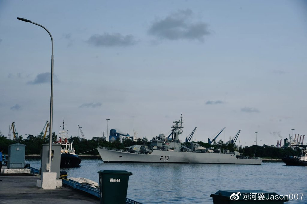 Chưa hết, tàu còn được trang bị hệ thống pháo phòng không nòng đôi Type 76 cỡ nòng 37mm cùng với một loạt các giá gắn súng máy, bom chìm hay hệ thống phóng tên lửa gây nhiễu. Nguồn ảnh: Sohui.