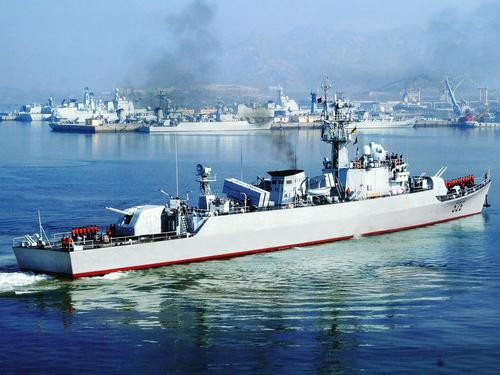 Bắt đầu được gia nhập biên chế Hải quân Trung Quốc từ năm 1987, các tàu hộ vệ Type 053H2 được cải tiến từ phiên bản Type 053 trước đó với khả năng phòng thủ ba tầng cực kỳ hiệu quả đối với không quân địch. Nguồn ảnh: Sohui.