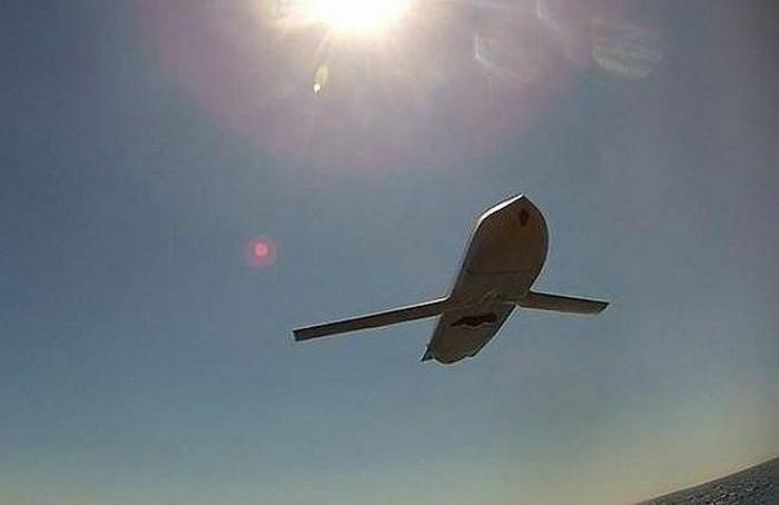 AGM-158 có thể được mang trên nhiều loại máy bay chiến đấu Mỹ gồm: oanh tạc cơ chiến lược B-1/2/52; các tiêm kích đa năng F-15/16/35, F/A-18 và kể cả máy bay tuần tiễu chống ngầm P-3C Orion, tuy nhiên số lượng tên lửa mang theo không nhiều.