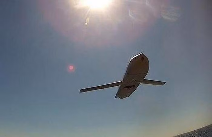 AGM-158 có thể được mang trên nhiều loại máy bay chiến đấu Mỹ gồm: oanh tạc cơ chiến lược B-1/2/52; các tiêm kích đa năng F-15/16/35, F/A-18 và kể cả máy bay tuần tiễu chống ngầm P-3C Orion, tuy nhiên số lượng tên lửa mang theo không nhiều.