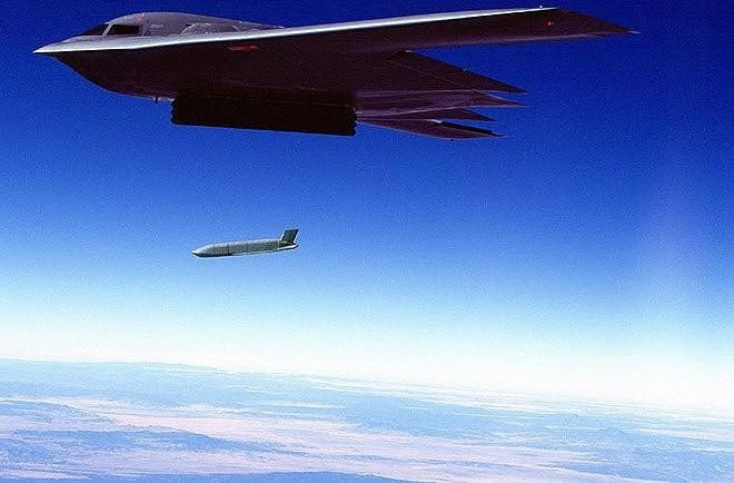 Tên lửa lắp động cơ tuốc bin phản lực Teledyne CAE J402-CA-100 cho tầm bắn 370km, biến thể AGM-158B đạt tầm bắn tới 1.000km.