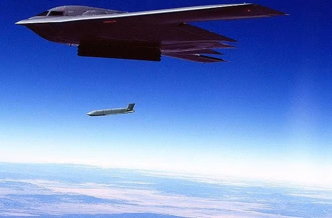 Tên lửa lắp động cơ tuốc bin phản lực Teledyne CAE J402-CA-100 cho tầm bắn 370km, biến thể AGM-158B đạt tầm bắn tới 1.000km.