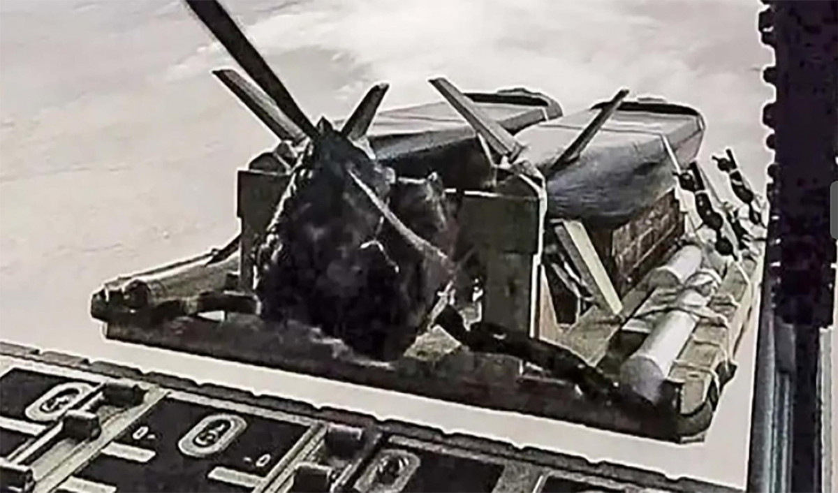 Máy bay vận tải C-17 có thể bay ngoài tầm với của các hệ thống phòng không, sau đó đồng loạt thả tên lửa hạ gục các mục tiêu của đối phương.