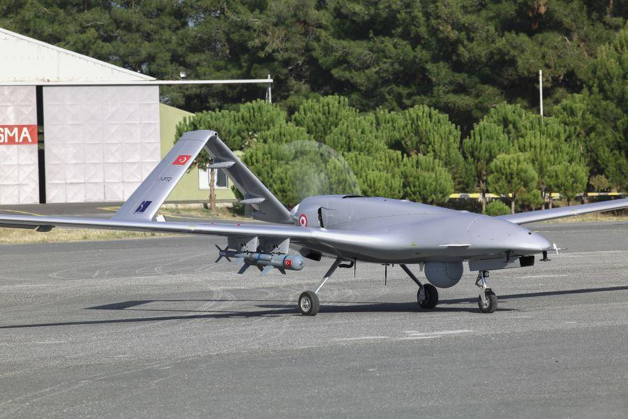 UCAV này có chiều dài 6,5 m, sải cánh 12 m và trọng lượng cất cánh tối đa 630 kg. Bayraktar TB2 có thể mang trọng tải tối đa hơn 55 kg.