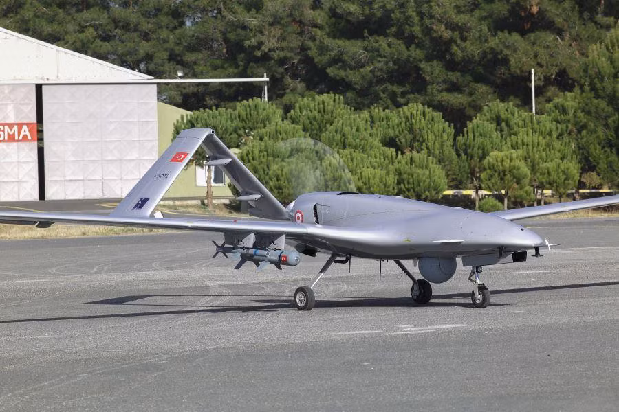UCAV này có chiều dài 6,5 m, sải cánh 12 m và trọng lượng cất cánh tối đa 630 kg. Bayraktar TB2 có thể mang trọng tải tối đa hơn 55 kg.