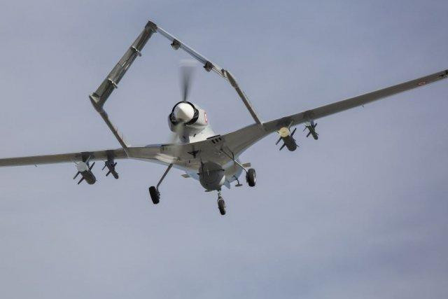 UCAV Bayraktar TB2 có thể mang theo bốn tên lửa chống tăng UMTAS cũng do Thổ Nhĩ Kỳ phát triển.