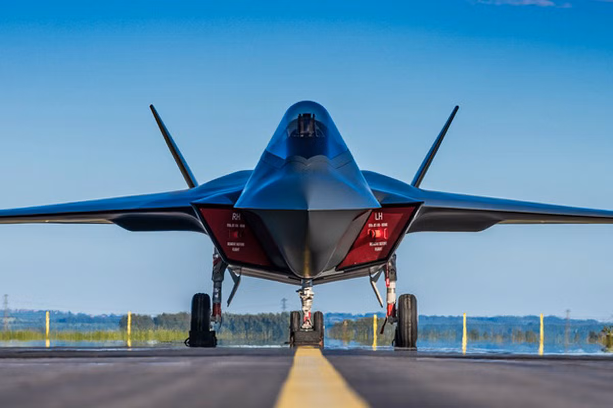 Cho tới thời điểm hiện tại, chưa có bất cứ yêu cầu hay tiêu chuẩn nào cho việc thiết kế tiêm kích thế hệ sáu được đặt ra. Điều này khiến cho mọi chiến đấu cơ "hiện đại hơn tiêm kích thế hệ năm đôi chút" cũng đều có thể được định danh là tiêm kích thế hệ sáu, tùy theo cách mà hãng sản xuất muốn quảng cáo cho chiếc tiêm kích của mình. Nguồn ảnh: BI.