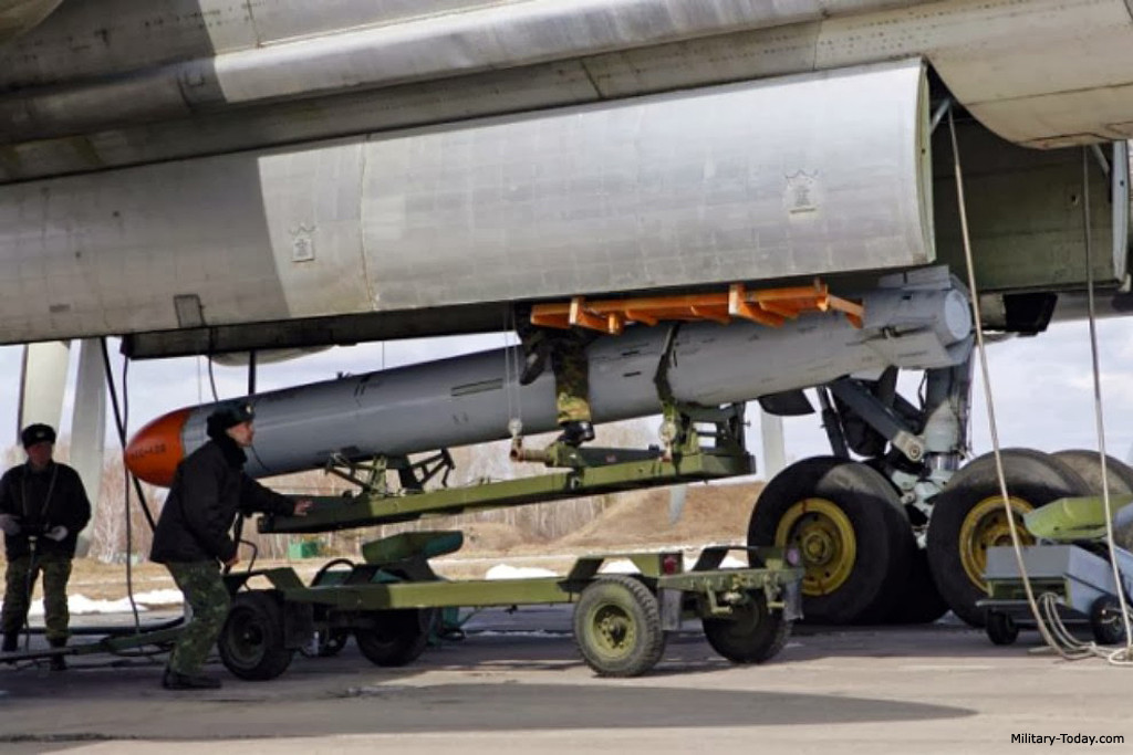 Mặc dù thông số kỹ thuật của tên lửa Soumar không được Iran tiết lộ chi tiết, tuy nhiên dựa vào thiết kế rất tương đồng của nó với tên lửa Kh-55, các chuyên gia quân sự tin rằng tầm bắn của nó có thể lên tới tối đa 3.000 km. Nguồn ảnh: BMPD.